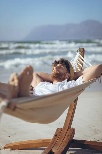 Vista Frontal Hombre Caucásico Joven Guapo Relajándose Hamaca Playa Día —  Fotos de Stock