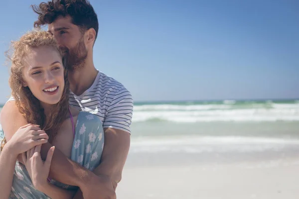 Vorderansicht Eines Romantischen Kaukasischen Paares Das Einem Sonnigen Tag Strand — Stockfoto