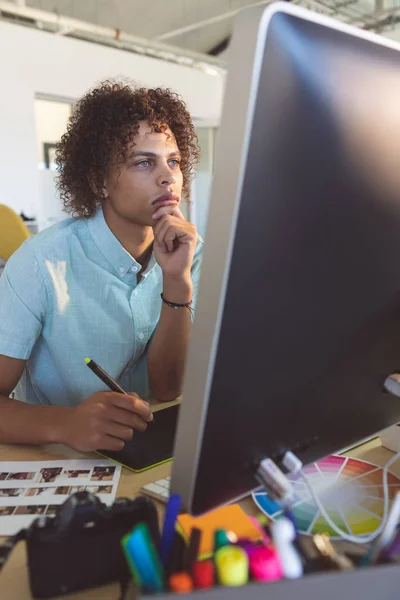 Frontansicht Eines Jungen Durchdachten Männlichen Grafikdesigners Mit Der Hand Kinn — Stockfoto