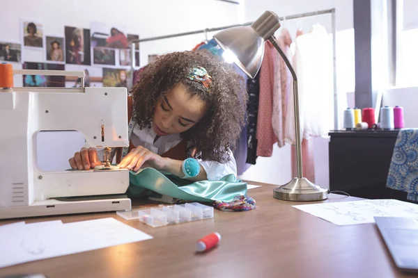 Vista Frontale Della Giovane Stilista Moda Femminile Mista Che Lavora — Foto Stock