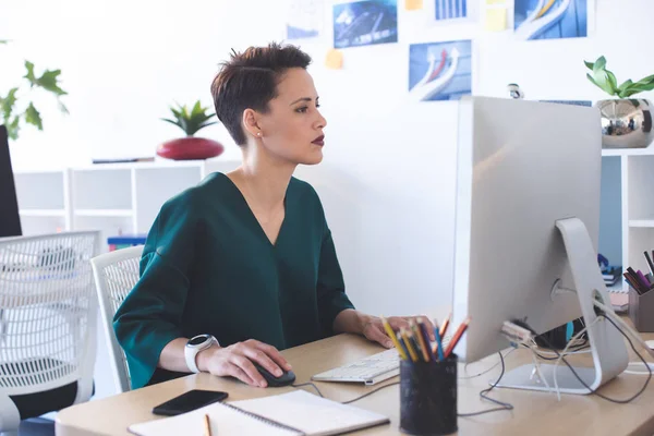 Side View Beautiful Mixed Race Female Executive Working Computer Desk — Stock Photo, Image