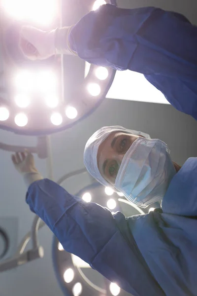 Visão Baixo Ângulo Uma Cirurgiã Branca Madura Olhando Para Câmera — Fotografia de Stock