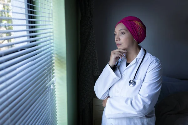 Oldalnézetből Egy Átgondolt Vegyes Verseny Női Orvos Keres Kívül Ablakon — Stock Fotó