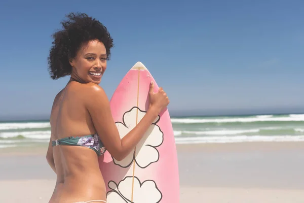 Portrait Une Surfeuse Métisse Avec Une Planche Surf Debout Sur — Photo