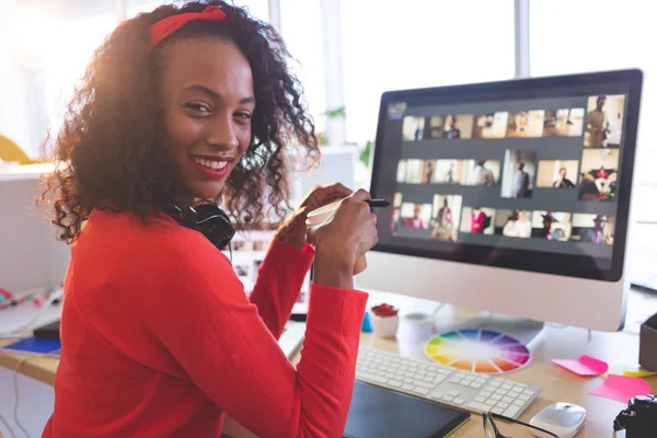 Porträt Einer Jungen Grafikerin Mit Kaffeetasse Die Einem Modernen Büro — Stockfoto