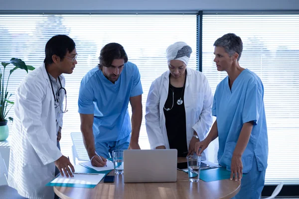 Frontansicht Selbstbewusster Multiethnischer Ärzte Die Vor Einem Tisch Stehen Während — Stockfoto