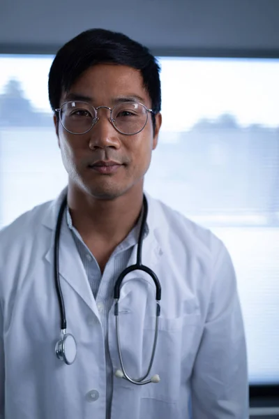 Портрет Умного Серьезного Врача Азиата Стоящего Клинике Больнице — стоковое фото
