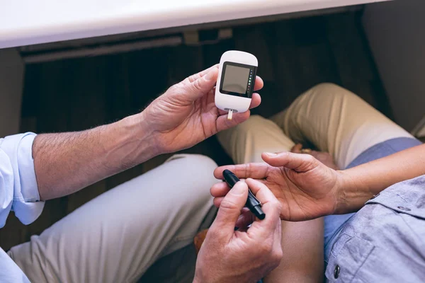 Hög Vinkel Mot Manlig Läkare Som Undersöker Kvinnlig Med Glukometer — Stockfoto