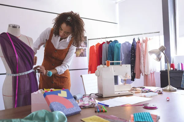 Vista Frontal Una Joven Diseñadora Moda Mixta Que Trabaja Estudio —  Fotos de Stock