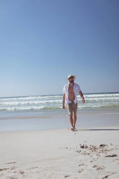 Vista Frontale Dell Uomo Caucasico Che Cammina Sulla Spiaggia Una — Foto Stock