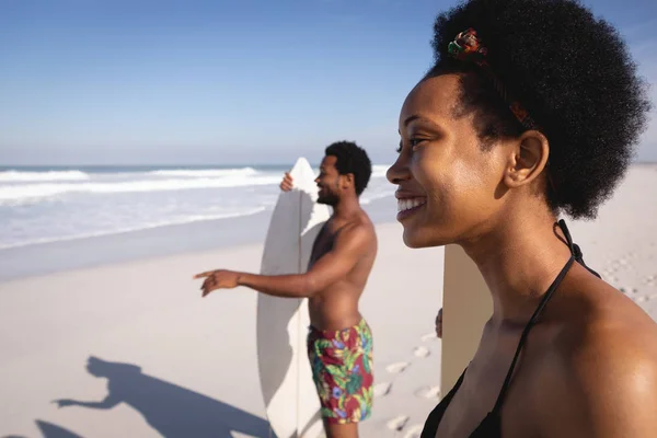 Вид Збоку Молодих Афро Американських Друзів Веселяться Пляжі Перед Морем — стокове фото