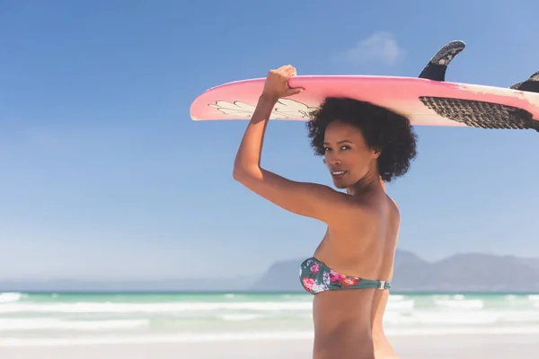 Retrato Surfista Femenina Raza Mixta Que Lleva Tabla Surf Mientras — Foto de Stock