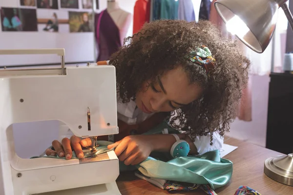 Tampilan Depan Muda Mode Wanita Ras Campuran Bekerja Dengan Mesin — Stok Foto