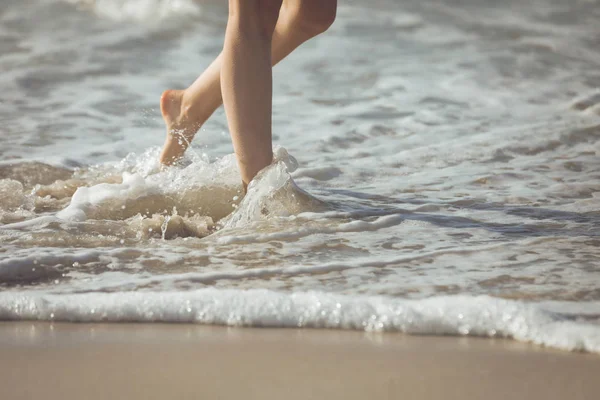 Niedrige Sektion Einer Frau Die Sonnigen Tagen Strand Entlang Läuft — Stockfoto