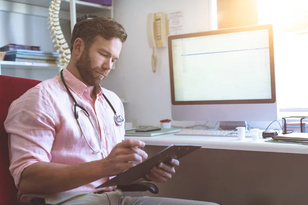 Vue Latérale Médecin Masculin Caucasien Vérifiant Papier Médical Clinique Contre — Photo