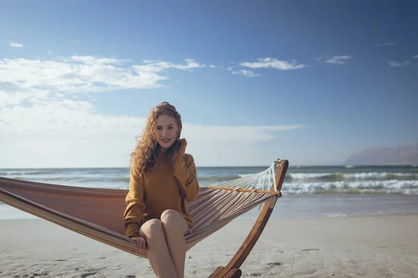 Porträtt Unga Vackra Kaukasiska Kvinna Sitter Hängmatta Stranden Solig Dag — Stockfoto