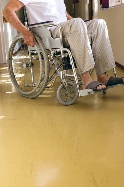 Laag Deel Van Mannelijke Patiënt Zittend Een Rolstoel Gang Bejaardentehuis — Stockfoto