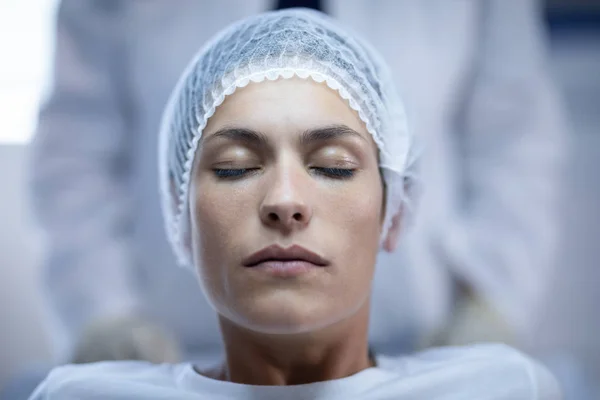 病院のベッドで目を閉じた状態で座っている白人女性患者の正面図 — ストック写真