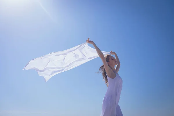Низкий Угол Обзора Счастливой Молодой Белой Женщины Держащей Шарф Пляже — стоковое фото