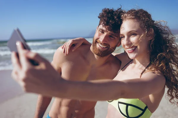 Framifrån Kaukasiska Par Tar Selfie Stranden Solig Dag Var Mobiltelefon — Stockfoto