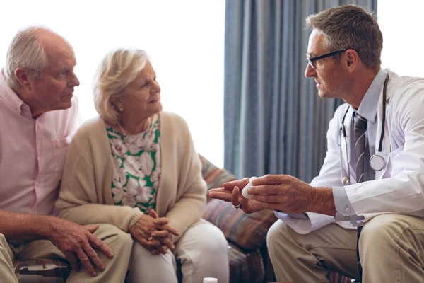 Vooraanzicht Van Vertrouwen Kaukasische Mannelijke Arts Recept Geneeskunde Aan Senior — Stockfoto