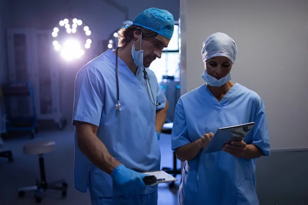Vista Frontale Dei Chirurghi Caucasici Che Discutono Tablet Digitale Ospedale — Foto Stock