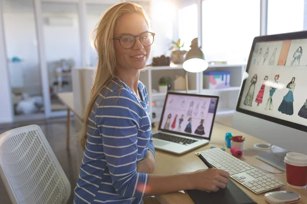 Retrato Joven Rubia Caucásica Diseñadora Moda Mirando Cámara Mientras Trabaja — Foto de Stock