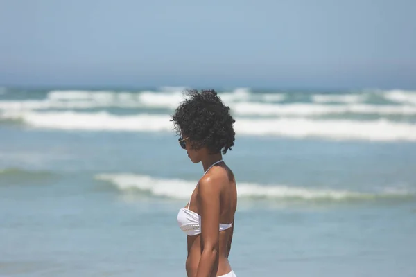 Vue Latérale Belle Femme Mixte Bikini Avec Des Lunettes Soleil — Photo