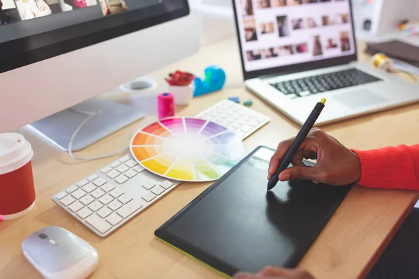 Close Female Graphic Designer Using Graphic Tablet Desk Modern Office — Stock Photo, Image