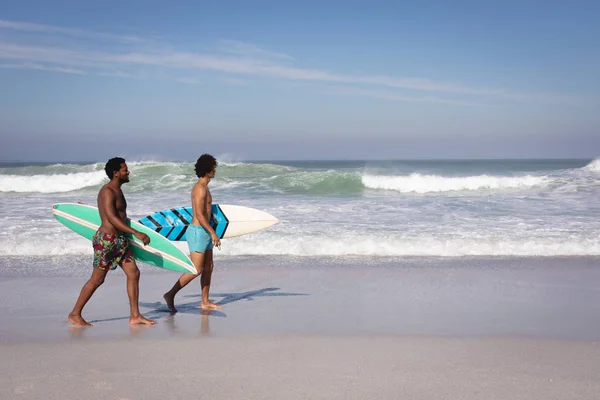 Zijaanzicht Van Jonge Multi Etnische Mannen Met Surfplanken Wandelen Het — Stockfoto