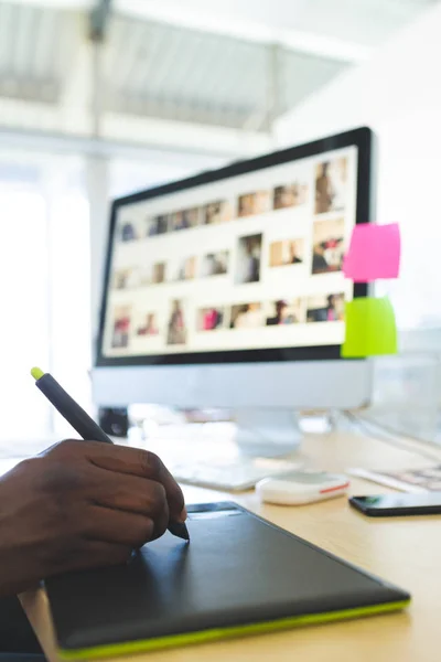 Nahaufnahme Grafikdesigner Arbeitet Schreibtisch Büro Grafik Tablet Und Computer — Stockfoto