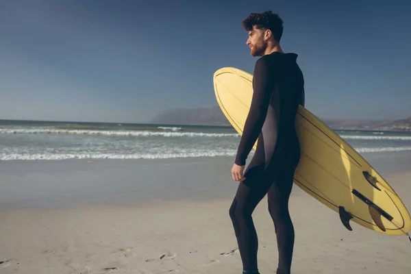 Seitenansicht Eines Jungen Kaukasischen Männlichen Surfers Mit Einem Surfbrett Der — Stockfoto