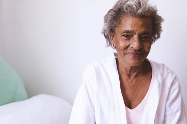 Портрет Счастливой Пожилой Женщины Смешанной Расы Улыбающейся Сидя Кровати Доме — стоковое фото