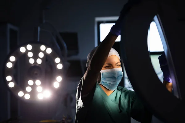 Fram Sidan Kaukasiska Kvinnlig Kirurg Fast Ställande Kirurgiska Ljus Operations — Stockfoto