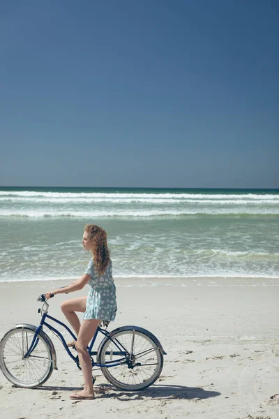 Vista Lateral Hermosa Mujer Caucásica Joven Sosteniendo Bicicleta Playa Día — Foto de Stock