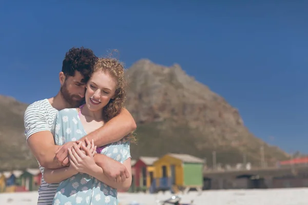 Vista Frontale Romantica Coppia Caucasica Piedi Sulla Spiaggia Una Giornata — Foto Stock