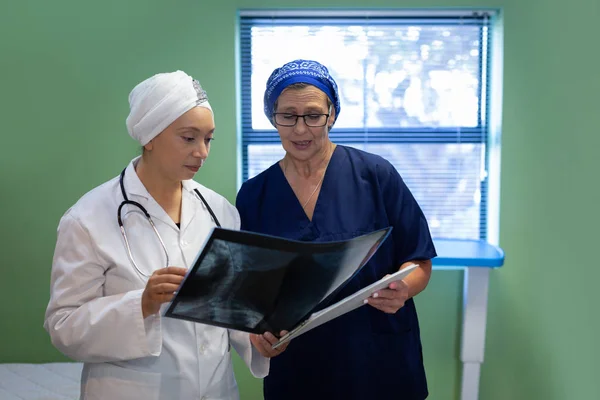 Előnézete Több Etnikai Női Orvosok Megbeszélése Orvosi Jelentést Klinikán Kórházban — Stock Fotó