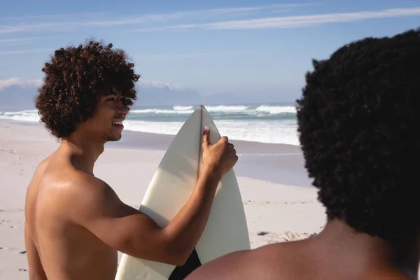 Вид Сбоку Молодых Людей Разных Национальностей Доской Серфинга Стоящих Пляже — стоковое фото
