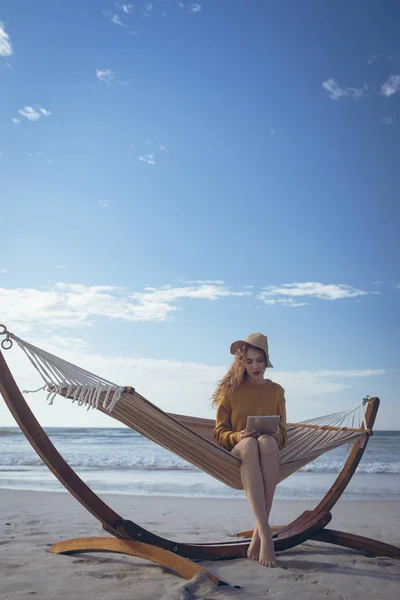 Framifrån Unga Vackra Kaukasiska Kvinnan Använda Digitala Surfplatta Medan Sitter — Stockfoto