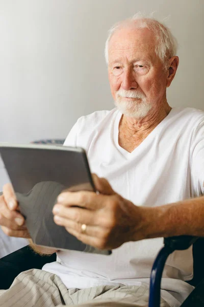 Frontansicht Eines Älteren Kaukasischen Patienten Mit Digitalem Tablet Altersheim — Stockfoto