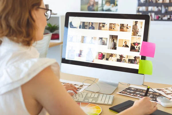 Zadní Pohled Mladého Kavkazského Grafického Návrháře Který Pracuje Grafickém Tabletu — Stock fotografie