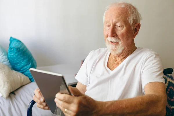 Visão Frontal Paciente Masculino Caucasiano Sênior Usando Tablet Digital Casa — Fotografia de Stock
