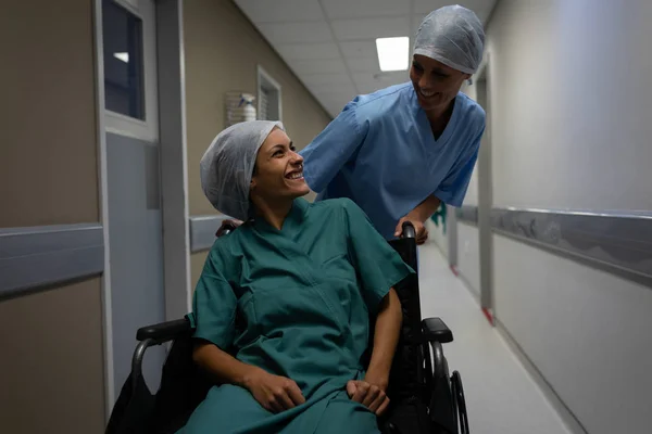 Vista Frontal Una Paciente Caucásica Feliz Silla Ruedas Hablando Con —  Fotos de Stock