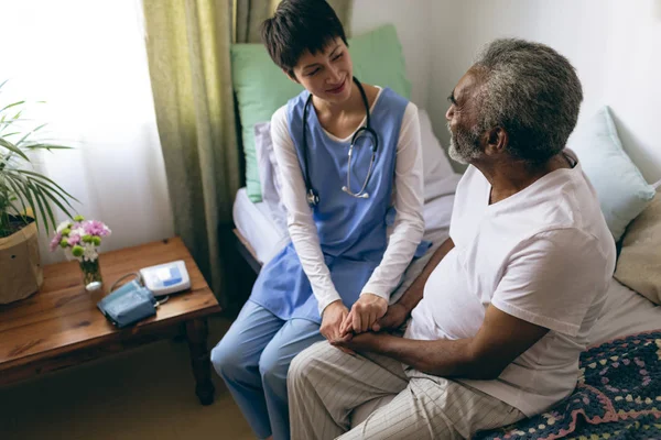 Hög Vinkel Mot Asiatisk Kvinnlig Läkare Och Senior Manliga Patienten — Stockfoto