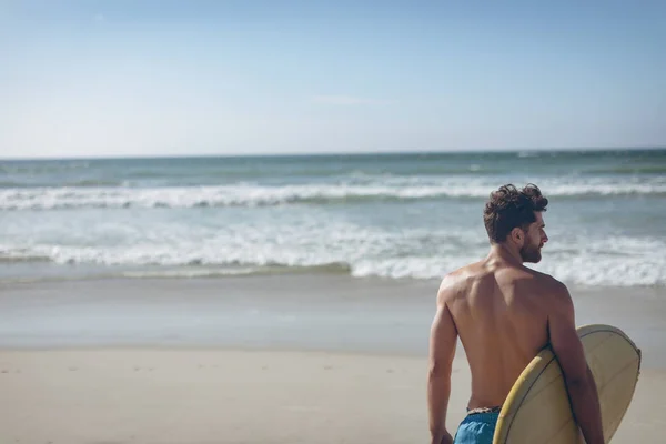 Vista Trasera Joven Surfista Caucásico Con Una Tabla Surf Una —  Fotos de Stock