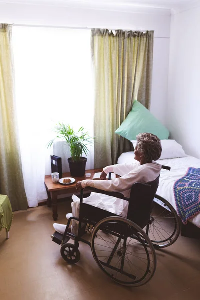 Seitenansicht Einer Nachdenklichen Seniorin Die Rollstuhl Sitzt Und Auf Fenster — Stockfoto