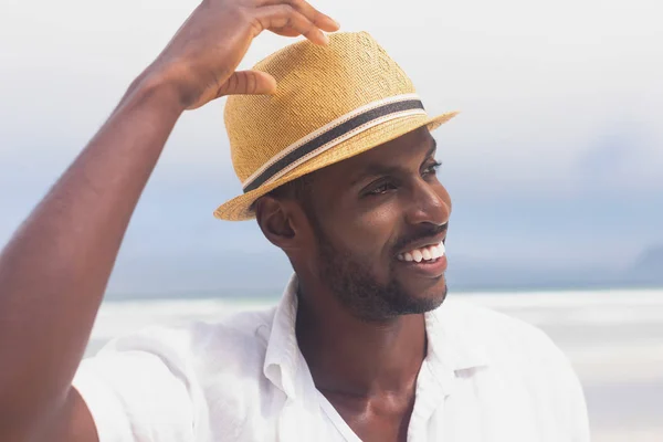 在阳光明媚的日子里 快乐的非洲裔美国人站在海滩上 一边远离镜头 他的肖像 他在笑 — 图库照片