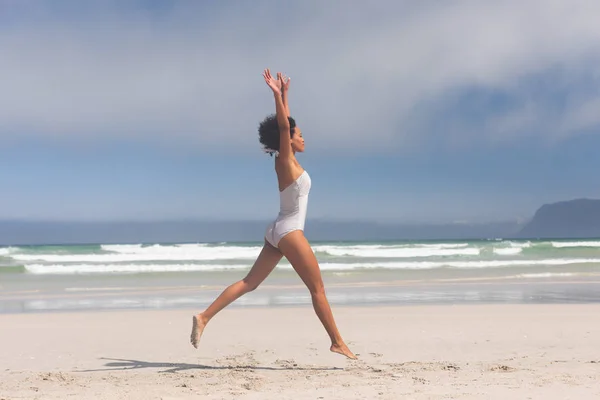 Vista Lateral Mujer Multiétnica Corriendo Playa Mientras Toma Mano Aire —  Fotos de Stock