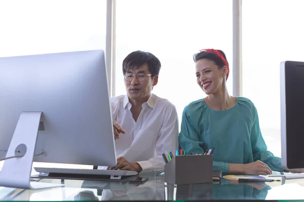 Вид Счастливых Многоэтнических Бизнесменов Обсуждающих Компьютером Рабочим Столом Современном Офисе — стоковое фото