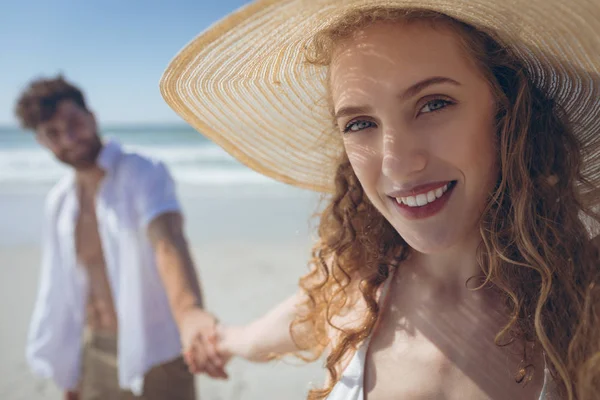 Portrait Young Caucasian Couple Holding Hand While Standing Beach Sunny — Stock Photo, Image